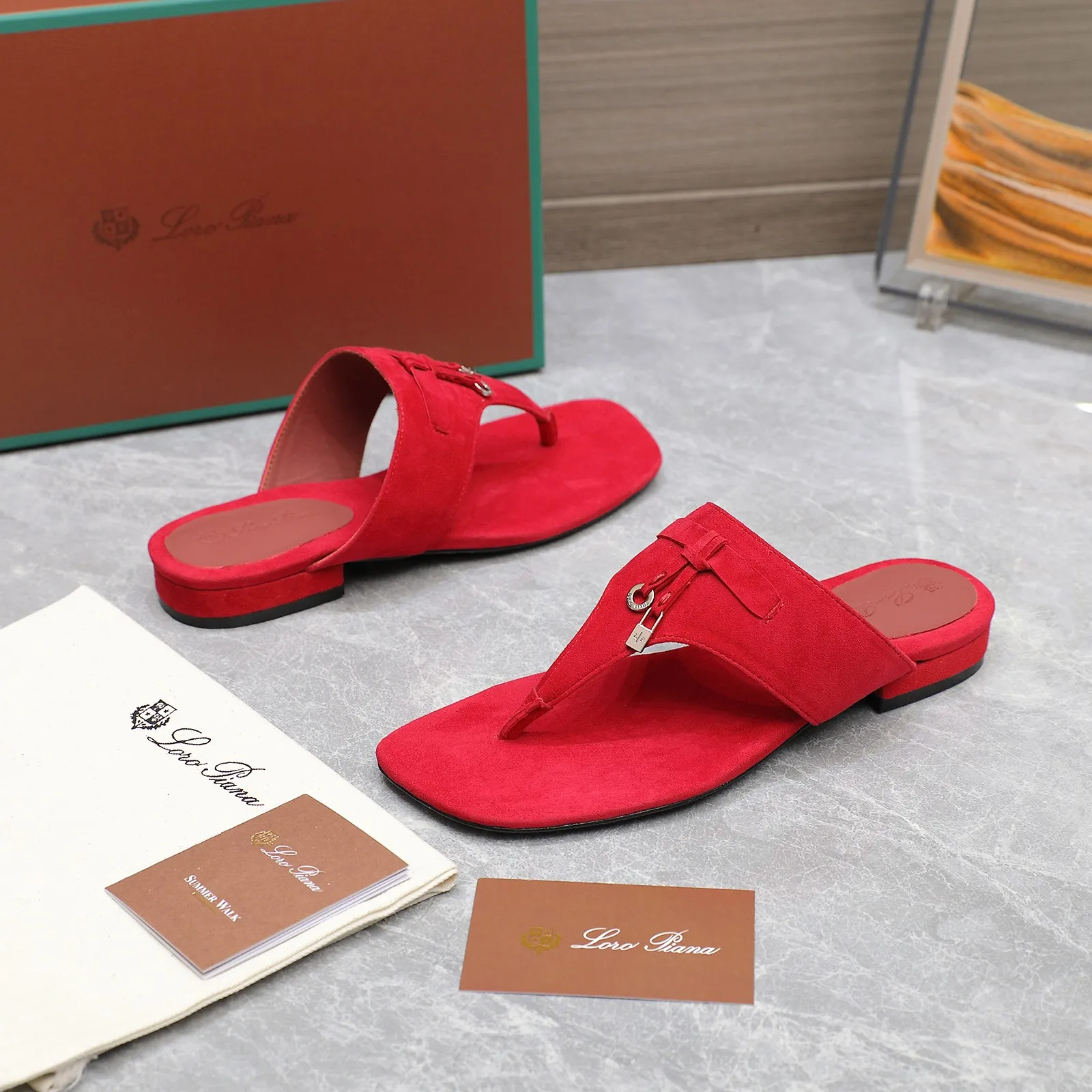 👟👟Ex-factory price 560👟👟 Purchasing-grade [Loro Piana] LP Mindil series T-strap thong sandals ✔️Top quality ✔️Soft sheep leather forms a tailor-made band that meets at the top of the upper and is fixed by a strong elastic ankle design. One is adorned with a discreet horn padlock, the other a gold circle badge. With its simple construction and sophisticated feel, these sandals are ideal for summer. ✔️Material: imported sheepskin fabric, sheepskin lining and feet ✔️Imported genuine leather outsole ✔️Code number: 35-42 (35/41/42 custom-made, non-refundable)